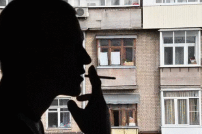 Соседи курят на балконе: что делать?