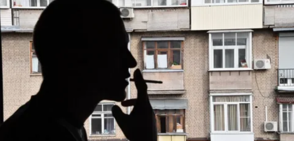Соседи курят на балконе: что делать
